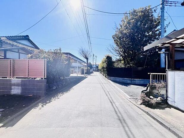 前面道路を含めた現地写真です。