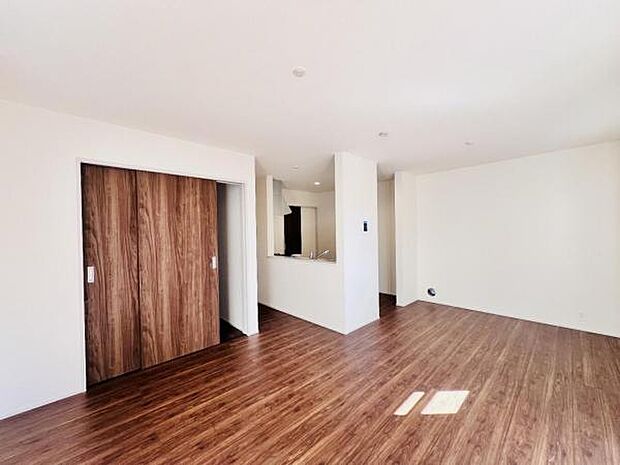 リビングダイニングになります。ご家族そろっての素敵な空間になりそうですね。