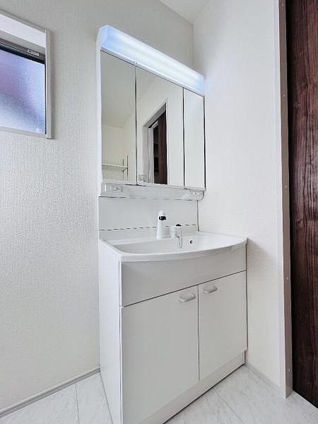 洗面化粧台です。朝の身支度から1日が始まります。