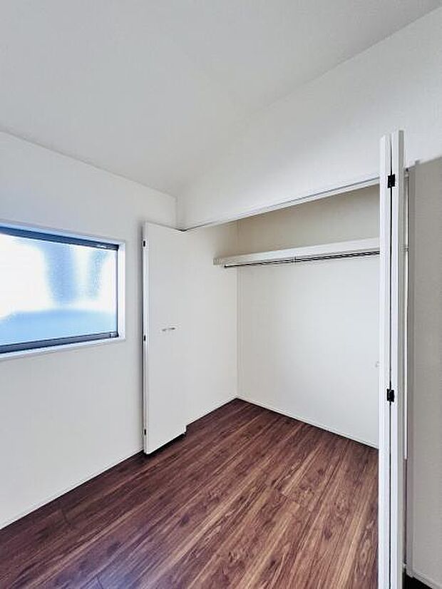 いつでもお部屋をスッキリお使い頂ける収納スペースを設置。