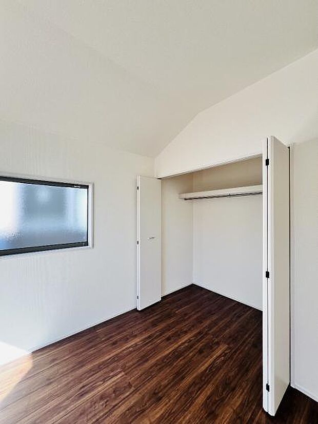 いつでもお部屋をスッキリお使い頂ける収納スペースを設置。