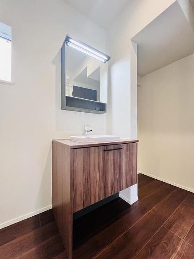 洗面化粧台です。朝の身支度から1日が始まります。