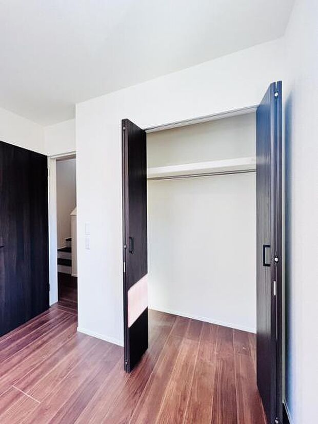 いつでもお部屋をスッキリお使い頂ける収納スペースを設置。