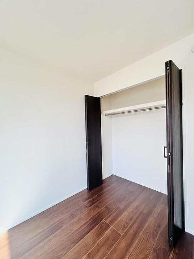 いつでもお部屋をスッキリお使い頂ける収納スペースを設置。