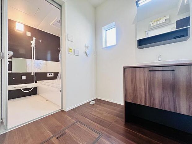 脱衣所は小さなお子様がいるご家庭にも重宝されます。