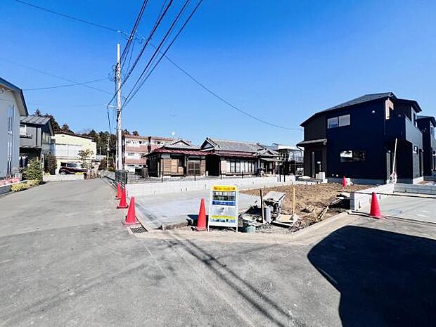 前面道路を含めた現地写真です。