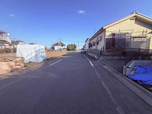 前面道路を含めた現地写真です。