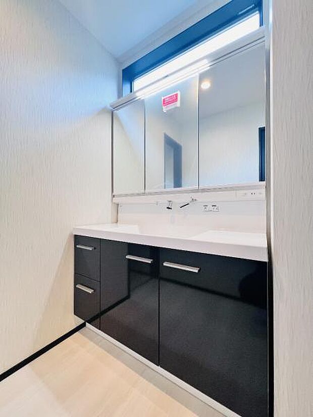 洗面化粧台です。朝の身支度から1日が始まります。