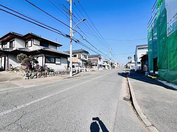 前面道路を含めた現地写真です。
