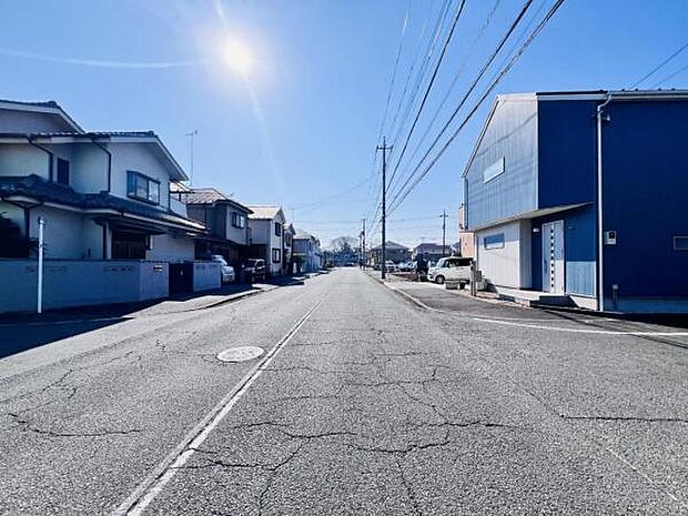 前面道路を含めた現地写真です。