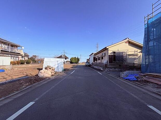 前面道路を含めた現地写真です。