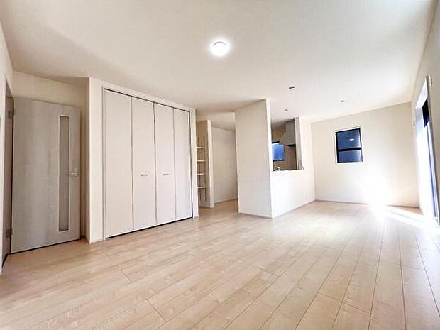 お食事中もキッチンと会話が楽しめるダイニングスペース。