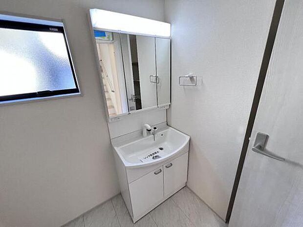 洗面化粧台です。朝の身支度から1日が始まります。