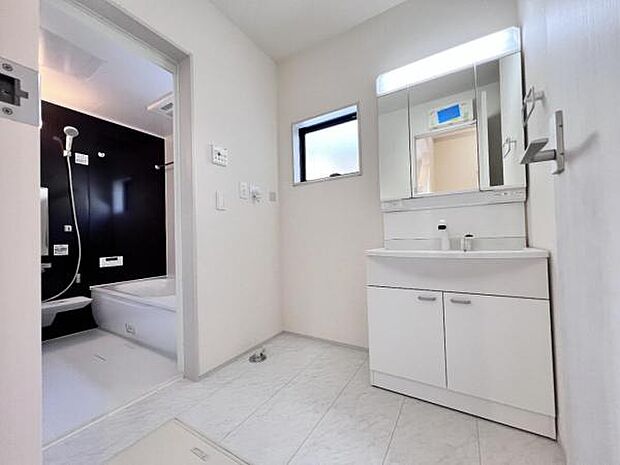 脱衣所は小さなお子様がいるご家庭にも重宝されます。