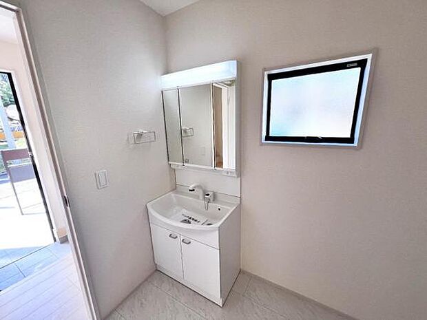 洗面化粧台です。朝の身支度から1日が始まります。