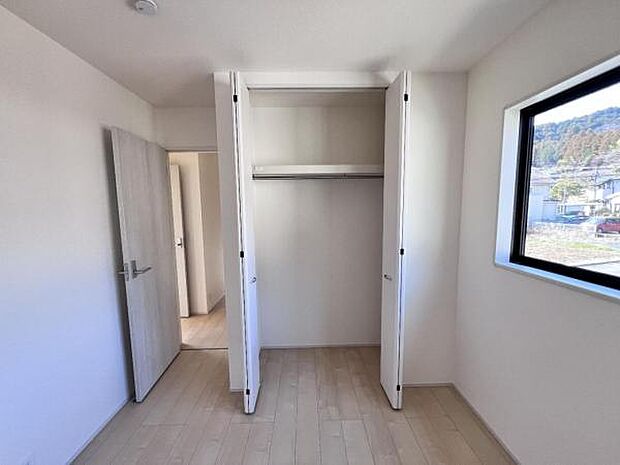 いつでもお部屋をスッキリお使い頂ける収納スペースを設置。