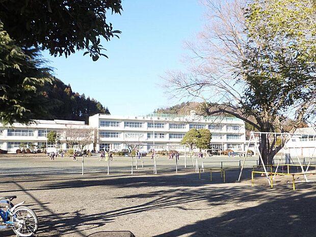 あきる野市立五日市小学校まで約332m(徒歩5分)