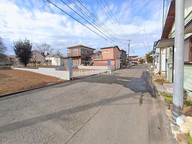 前面道路を含めた現地写真です。