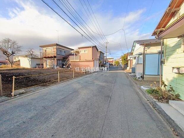 前面道路を含めた現地写真です。