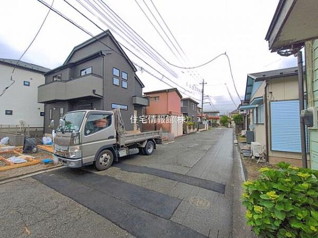 前面道路を含めた現地写真です。
