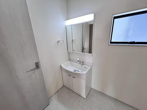 洗面化粧台です。朝の身支度から1日が始まります。