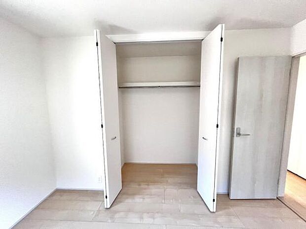 いつでもお部屋をスッキリお使い頂ける収納スペースを設置。