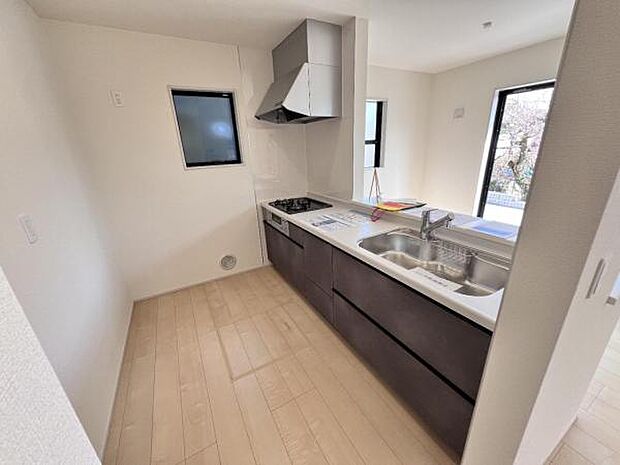 お食事中もキッチンと会話が楽しめるダイニングスペース。