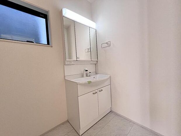 洗面化粧台です。朝の身支度から1日が始まります。