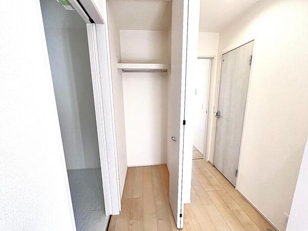 いつでもお部屋をスッキリお使い頂ける収納スペースを設置。