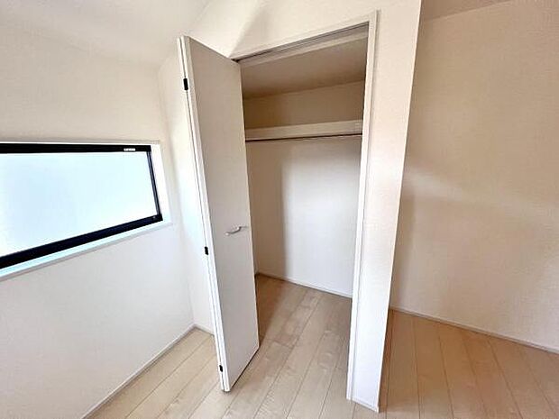 いつでもお部屋をスッキリお使い頂ける収納スペースを設置。