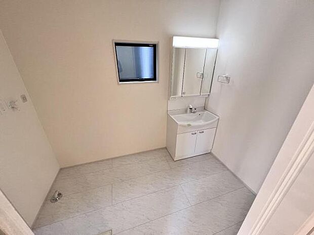 脱衣所は小さなお子様がいるご家庭にも重宝されます。