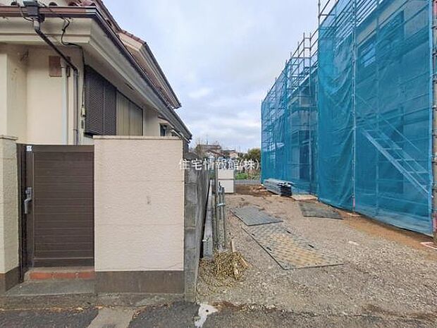 前面道路を含めた現地写真です。