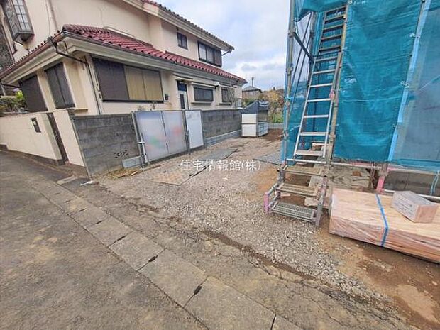 前面道路を含めた現地写真です。