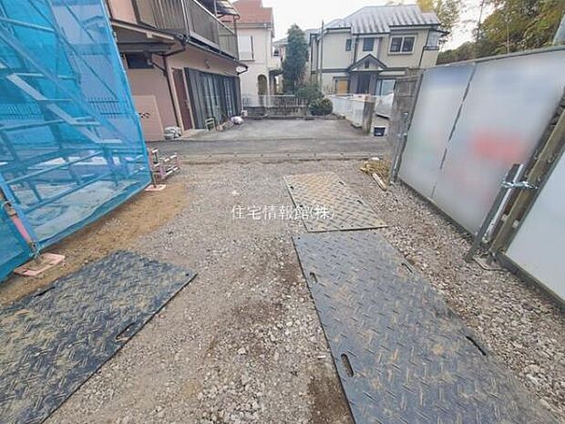 前面道路を含めた現地写真です。