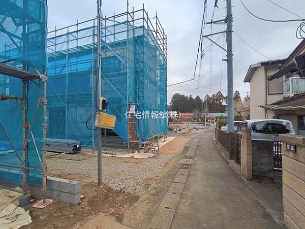 前面道路を含めた現地写真です。