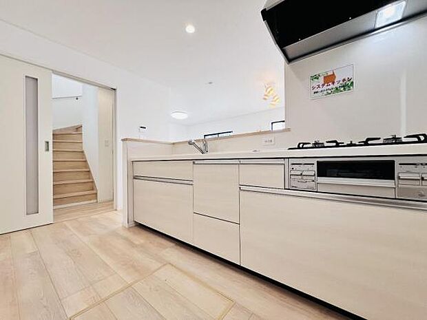 お食事中もキッチンと会話が楽しめるダイニングスペース。