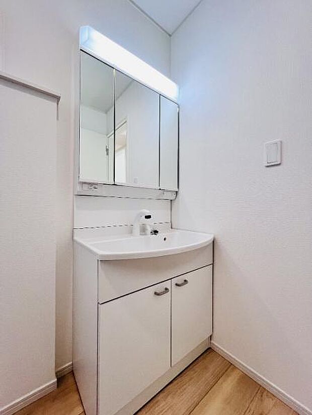 洗面化粧台です。朝の身支度から1日が始まります。