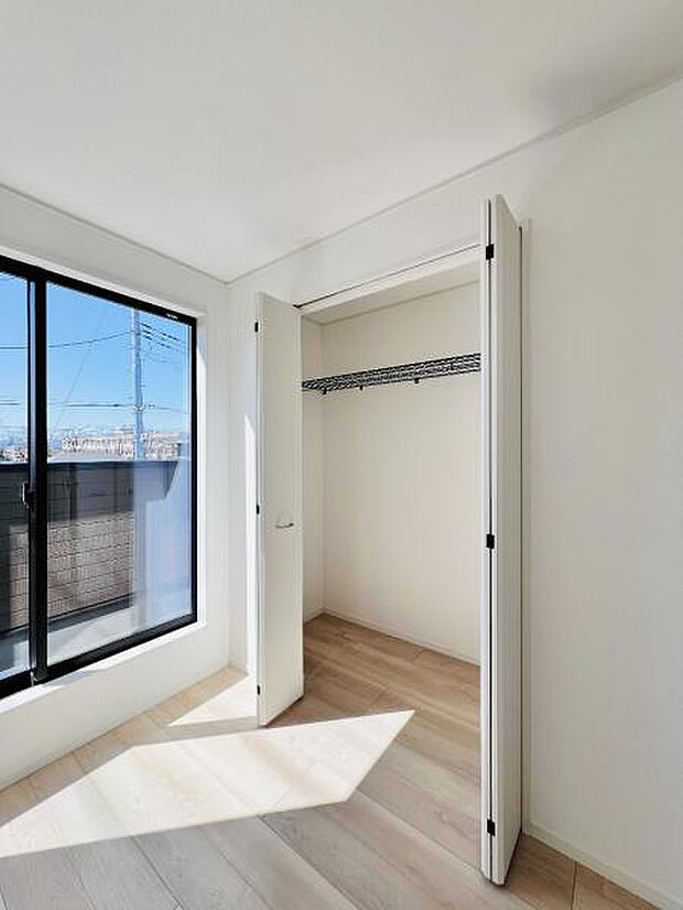 いつでもお部屋をスッキリお使い頂ける収納スペースを設置。