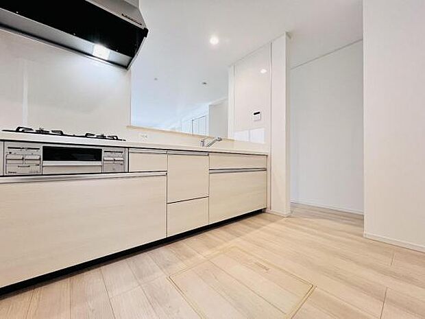 お食事中もキッチンと会話が楽しめるダイニングスペース。