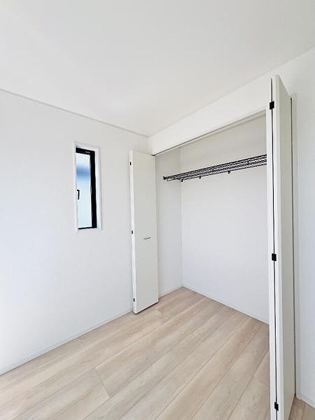 いつでもお部屋をスッキリお使い頂ける収納スペースを設置。