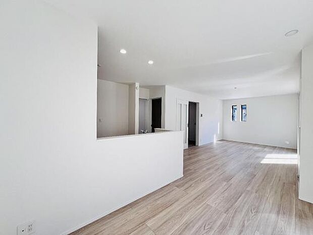 お食事中もキッチンと会話が楽しめるダイニングスペース。