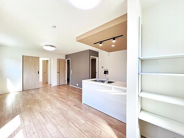 お食事中もキッチンと会話が楽しめるダイニングスペース。