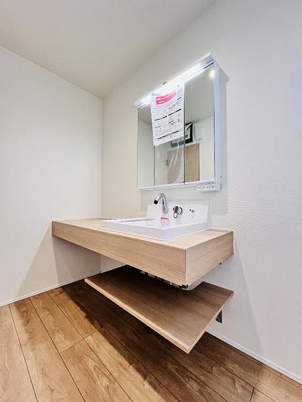 洗面化粧台です。朝の身支度から1日が始まります。