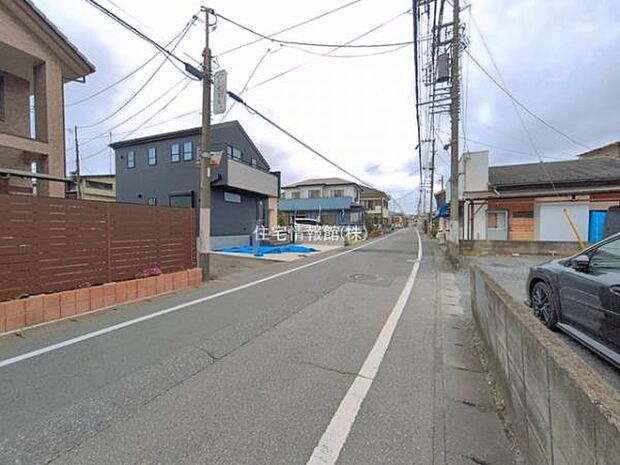 前面道路を含めた現地写真です。