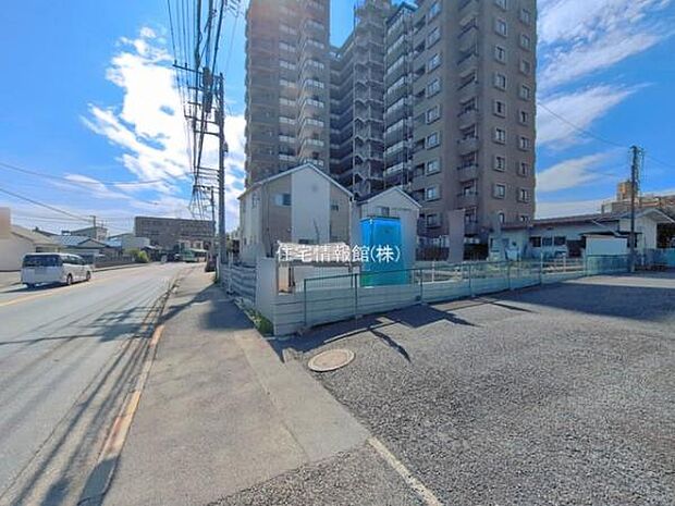 前面道路を含めた現地写真です。