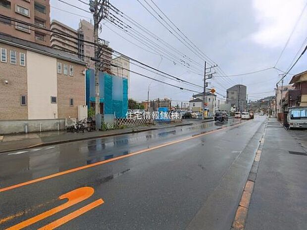 前面道路を含めた現地写真です。