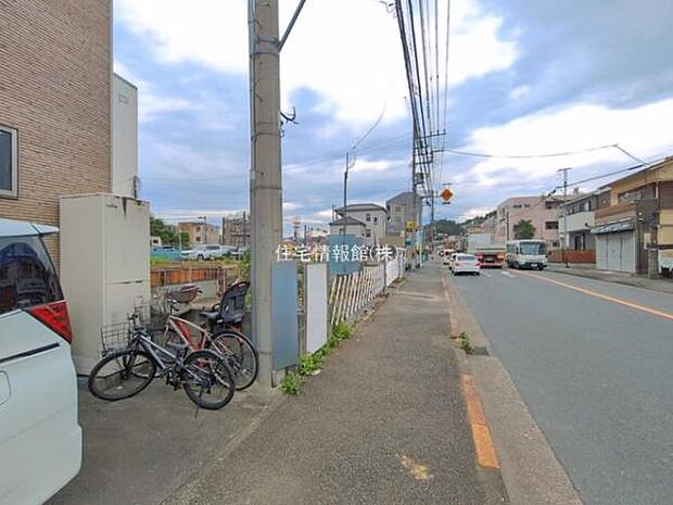 前面道路を含めた現地写真です。