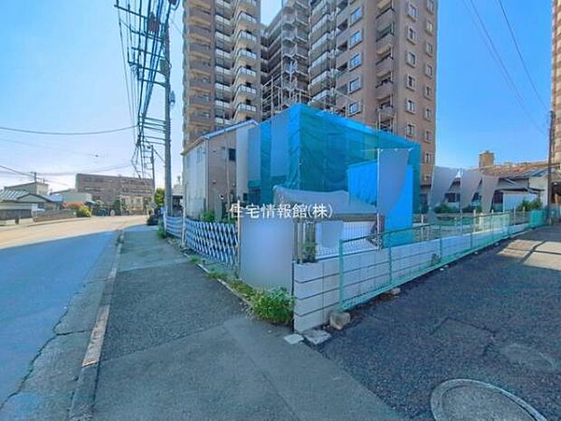 前面道路を含めた現地写真です。
