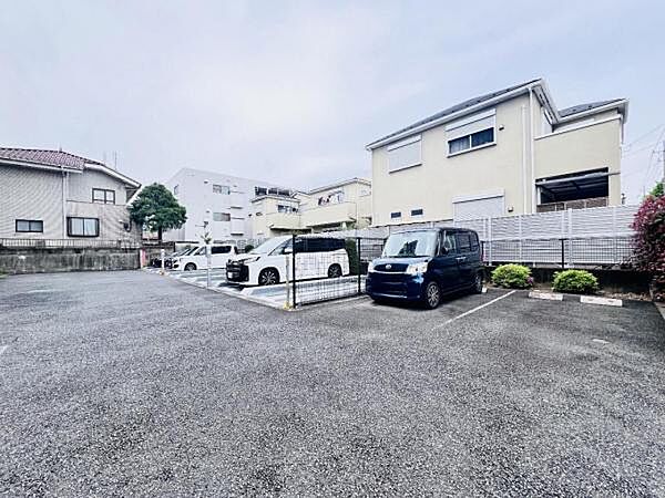 駐車場ももちろん完備しておりますのでお車所有の方にも心強いです。