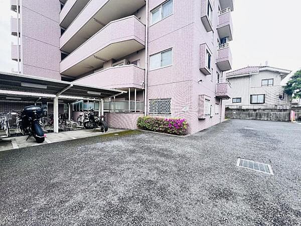 敷地内の駐輪場です。